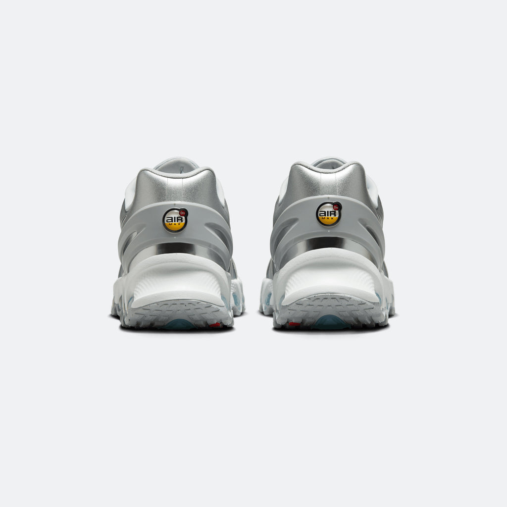 W Nike DN8 "Metallic Silver"
