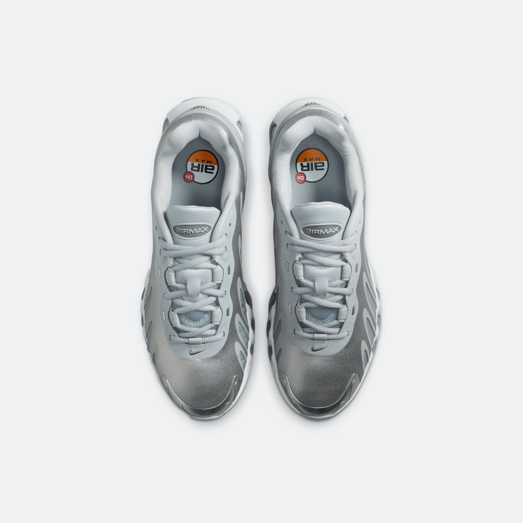 W Nike DN8 "Metallic Silver"
