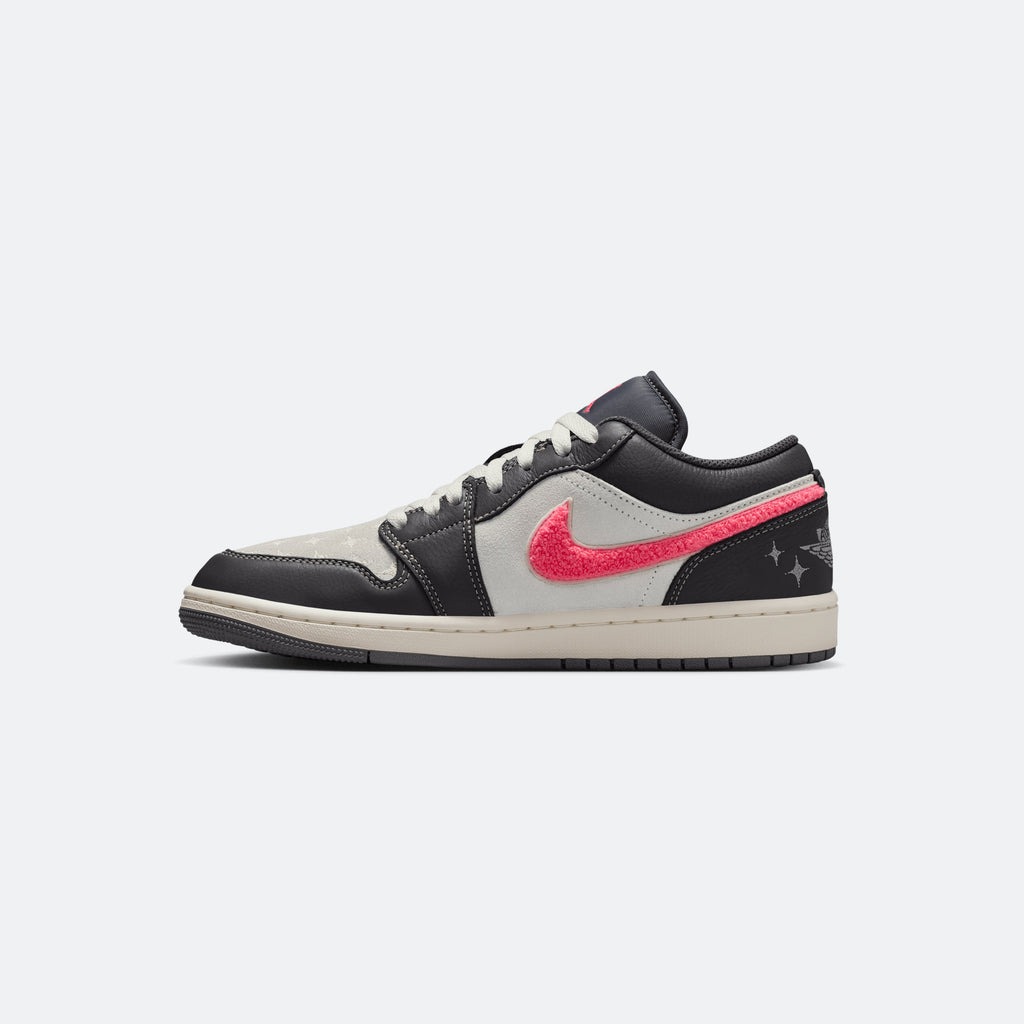 W Jordan 1 Low "Hot Punch"