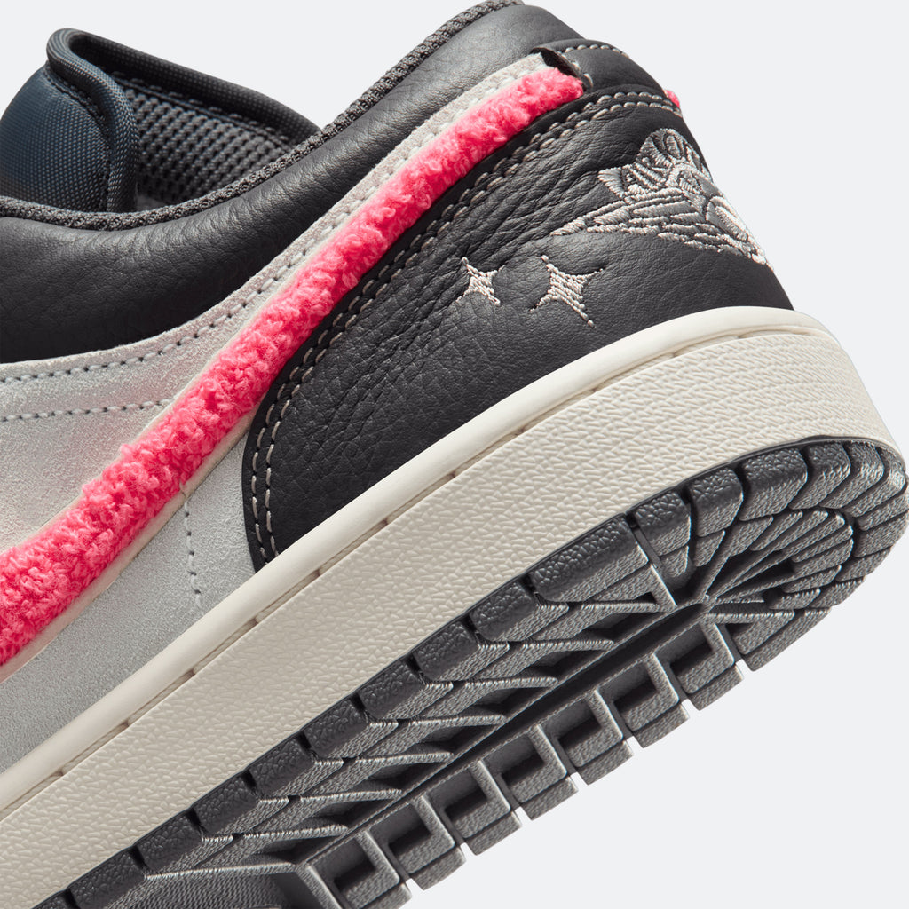 W Jordan 1 Low "Hot Punch"