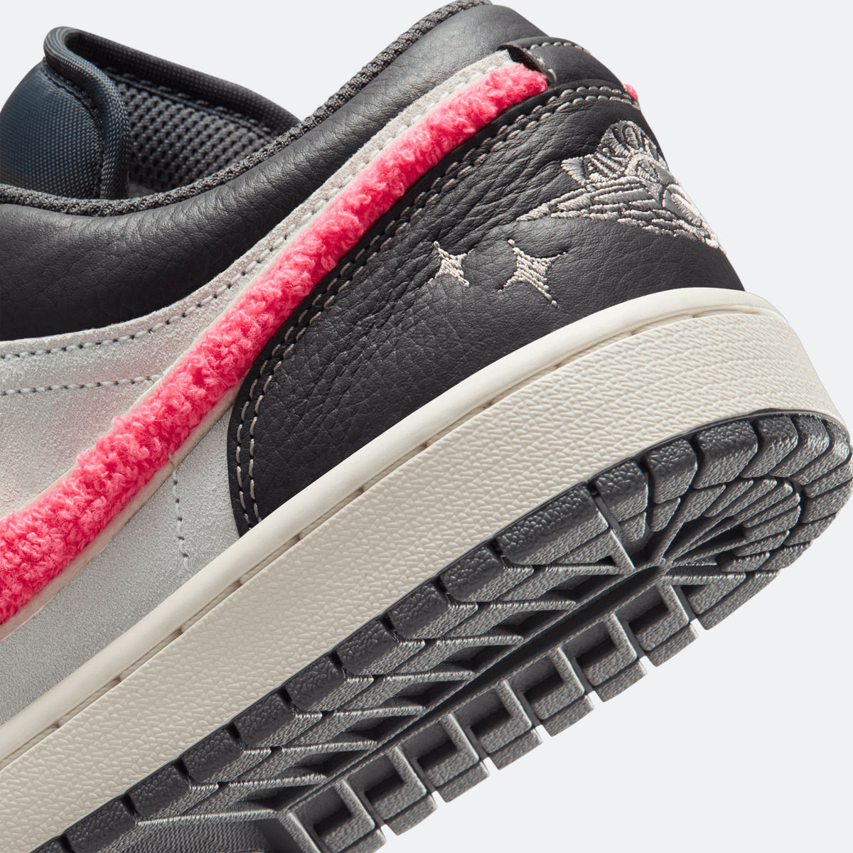 W Jordan 1 Low "Hot Punch"